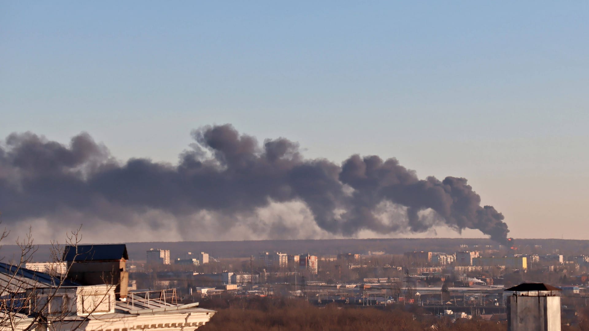 Rauchwolken über Kursk (Archivbild): Erneut soll es in der Region ukrainische Drohnenangriffe gegeben haben.