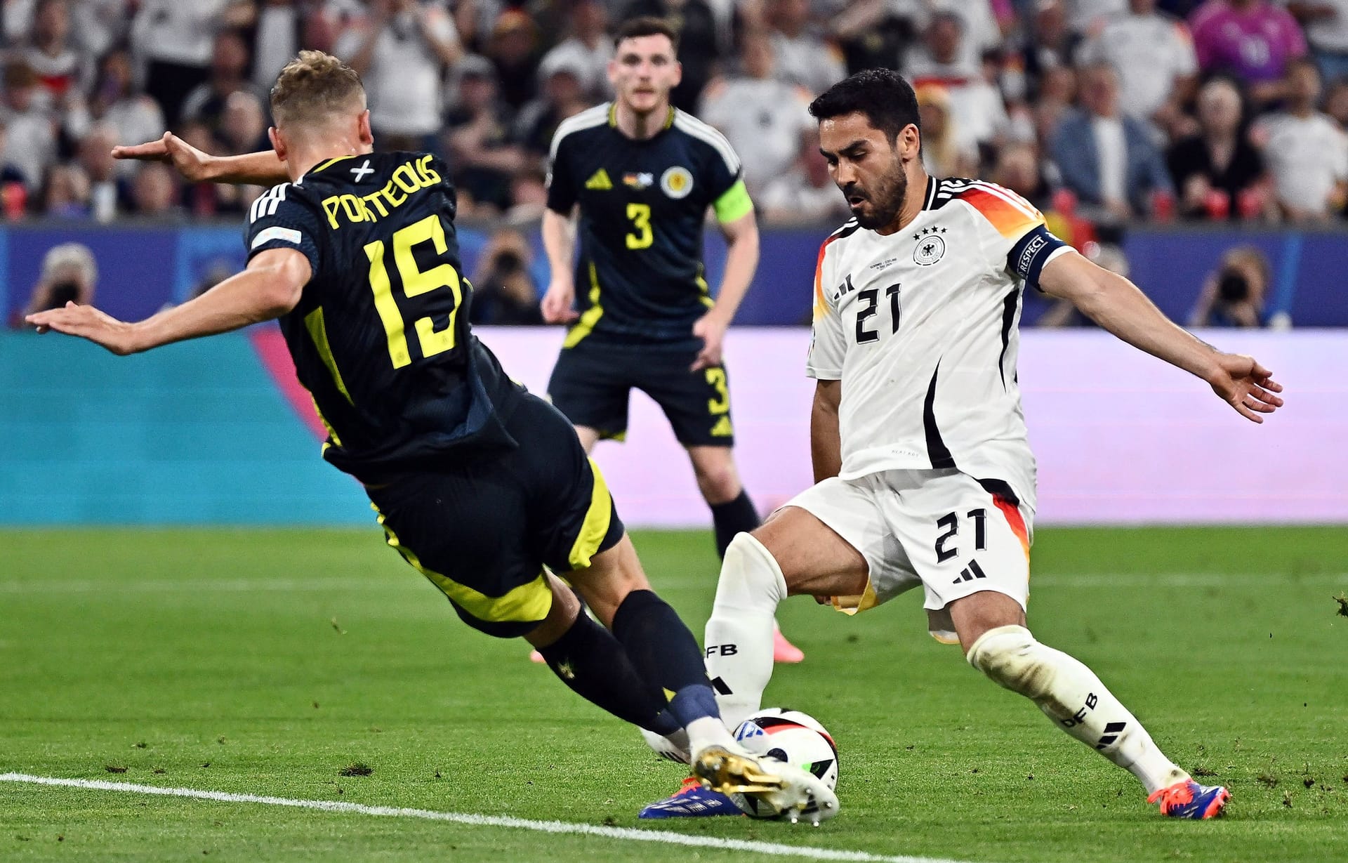 İlkay Gündoğan: Machte früh eine Ansage, dass seine Mitspieler doch besser nachrücken sollen (6.). Wunderschön, mit welcher Eleganz und Übersicht er vor dem 2:0 erst den Ball mitnahm und dann Havertz in Szene setzte (19.). Übel das Foul an ihm von Porteous, das zum Elfmeter führte (44.) und zum schottischen Platzverweis führte. Guter Auftritt des Kapitäns. Note 2