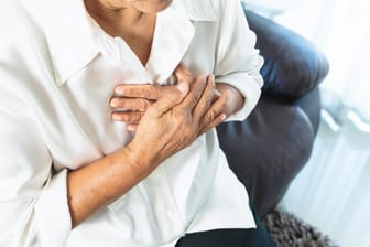 Brustschmerzen: Meist geht Brustkrebs erst im fortgeschrittenen Stadium mit Schmerzen einher.