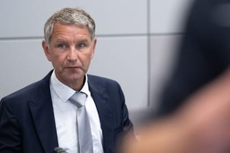 Björn Höcke, Vorsitzender der Thüringer AfD, sitzt nach einer Verhandlungspause im Landgericht Halle/Saale.