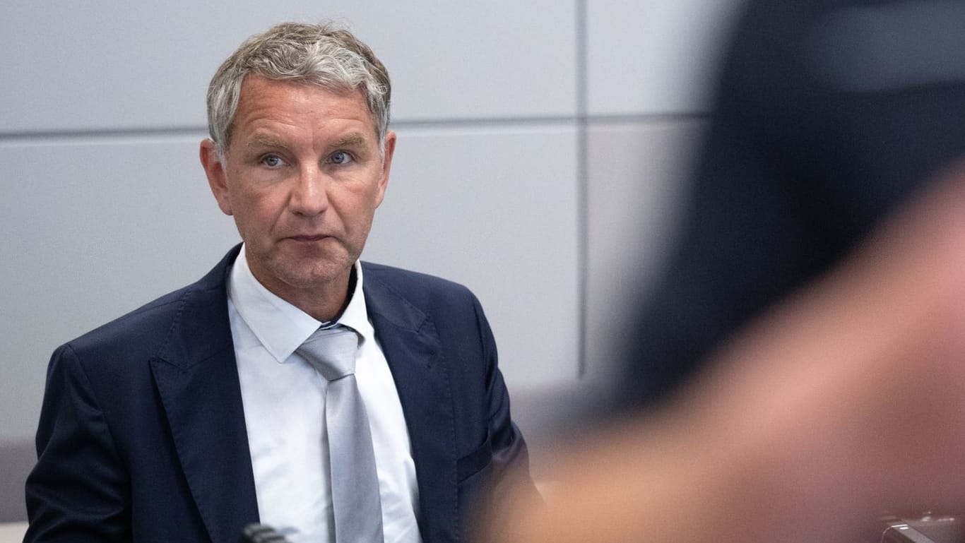 Björn Höcke, Vorsitzender der Thüringer AfD, sitzt nach einer Verhandlungspause im Landgericht Halle/Saale.