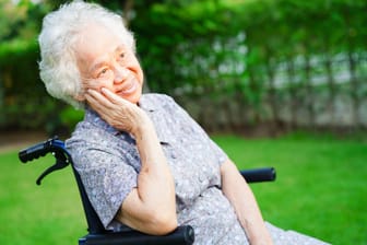 Alte, zufriedene Frau: Wie alt kann der Mensch maximal werden?