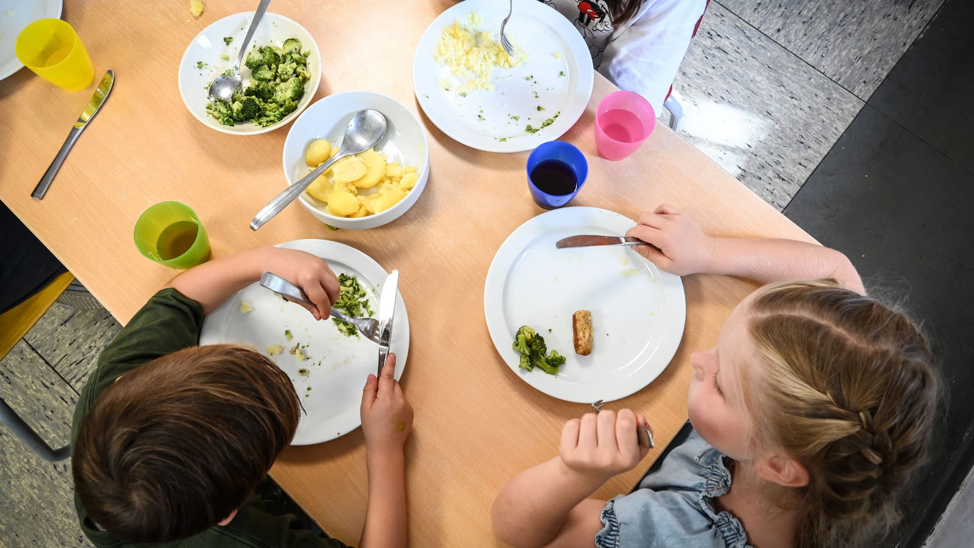 Kinder essen in einer Mensa (Symbolbild): Hamburg erhöht die Preise in den Schulkantinen zum neuen Schuljahr.