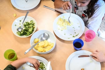 Kinder essen in einer Mensa (Symbolbild): Hamburg erhöht die Preise in den Schulkantinen zum neuen Schuljahr.