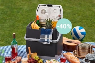 Perfekt fürs Picknick, Camping und Autofahrten: Bei Aldi ist heute eine elektrische Kühlbox von AEG 40 Prozent günstiger im Angebot.