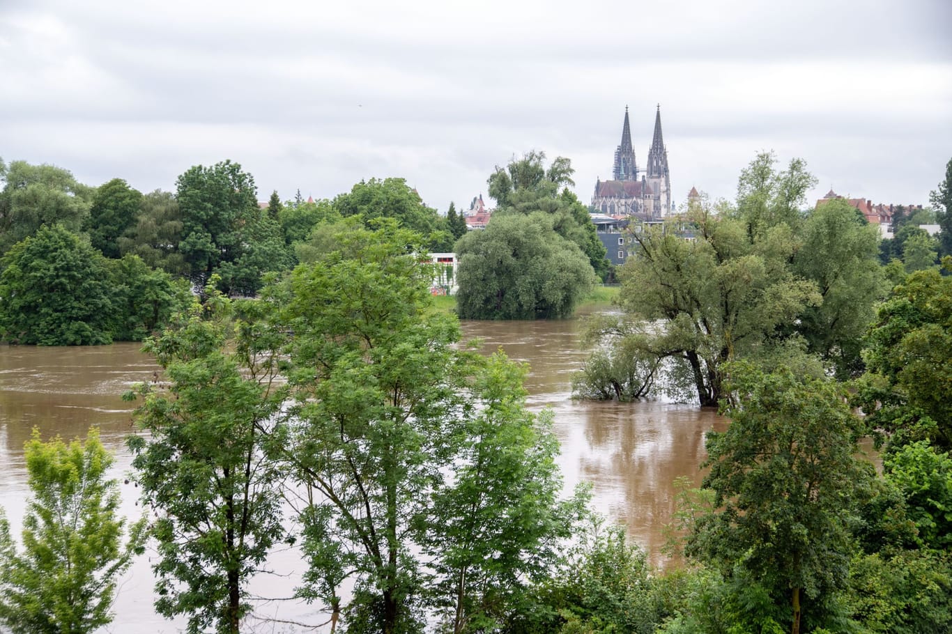 Die Donau in Regensburg: weil die Pegel weiter steigen, hat die Stadt den Katastrophenfall ausgerufen.
