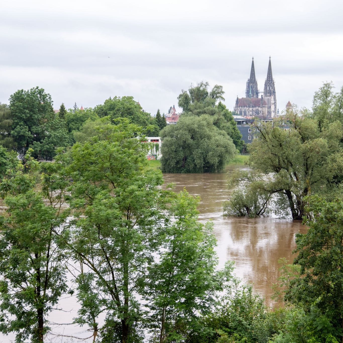Die Donau in Regensburg: weil die Pegel weiter steigen, hat die Stadt den Katastrophenfall ausgerufen.