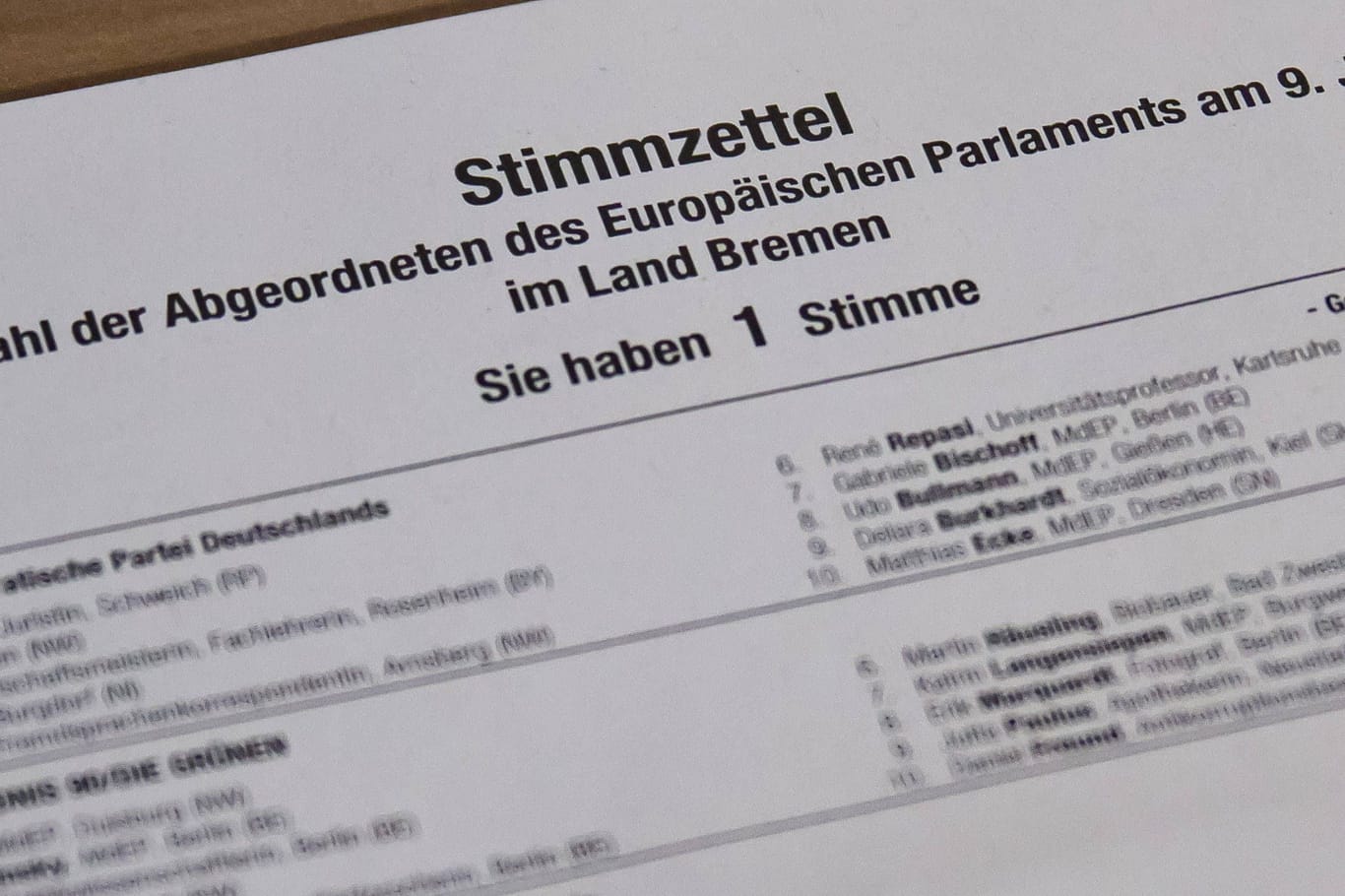 Ein Stimmzettel für die Europawahl in Bremen: Nach den ersten Zwischenergebnissen lag die SPD vor der CDU und der AfD.