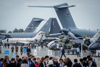 Die Luftwaffe der Bundeswehr präsentiert ihre Flugzeuge und Hubschrauber auf der Internationalen Luft- und Raumfahrtausstellung (ILA) auf dem Gelände vom Flughafen Berlin Brandenburg (BER). Die Messe findet vom 5. bis 9. Juni 2024 unter dem Motto «Pioneering Aerospace» statt.