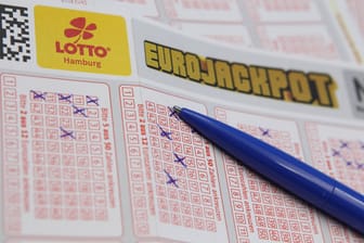 Ein ausgefüllter Schein der Zahlenlotterie Eurojackpot (Symbolbild): Zwei Tipper aus Hamburg dürfen sich über Großgewinne freuen.