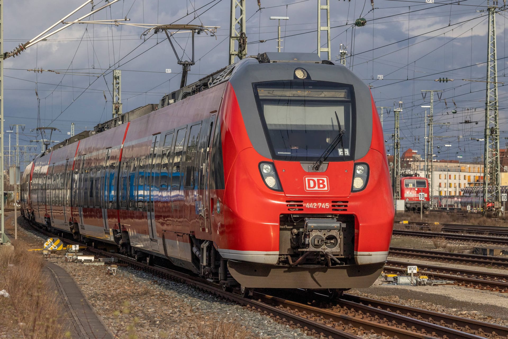 Ein Regionalzug der Deutschen Bahn in Nürnberg (Archivbild): Offenbar war ein technischer Defekt Ursache für den Brand.