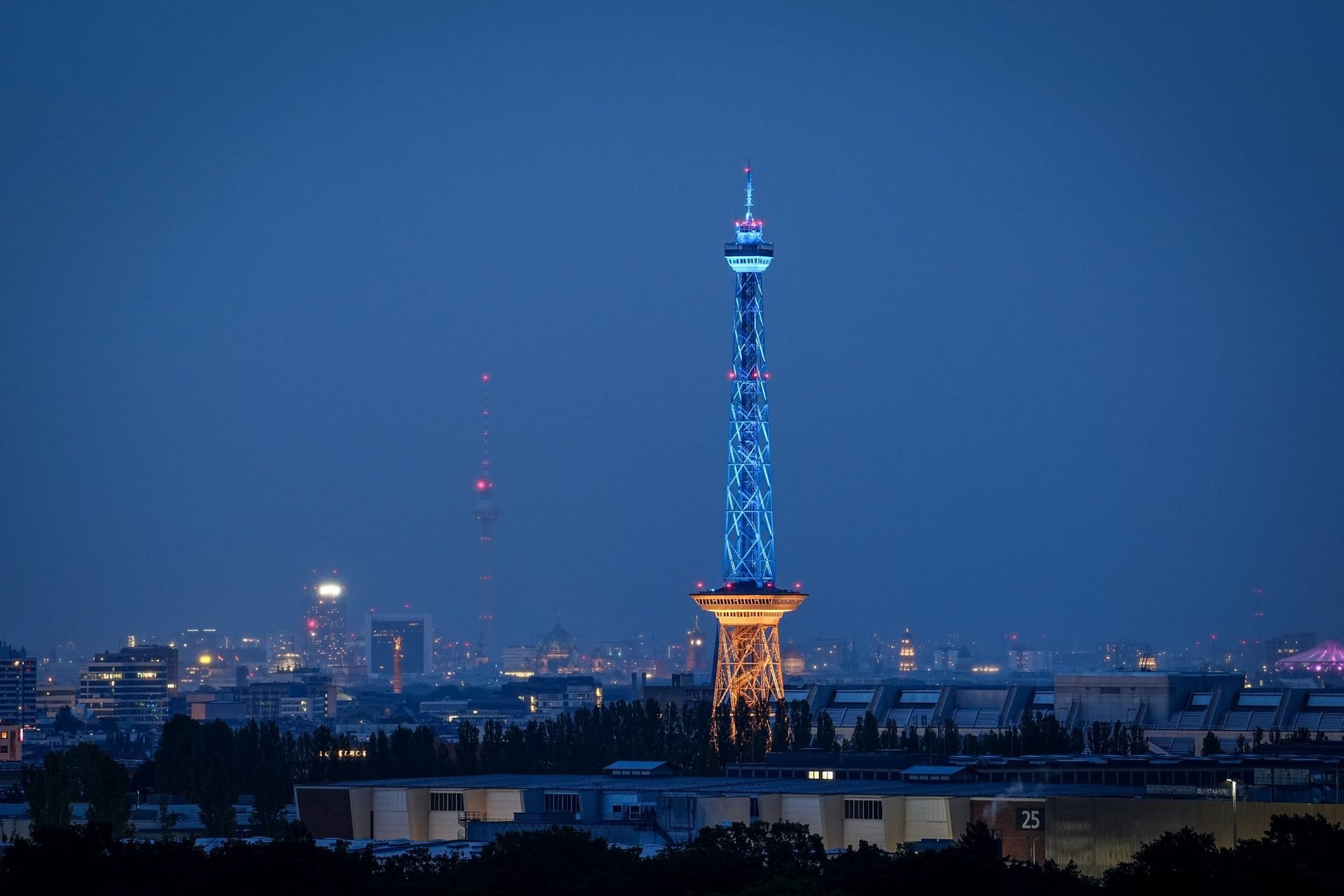 Der Funkturm auf dem Messegelände am Montagabend: So soll er auch noch in den nächsten zwei Nächten zu sehen sein.