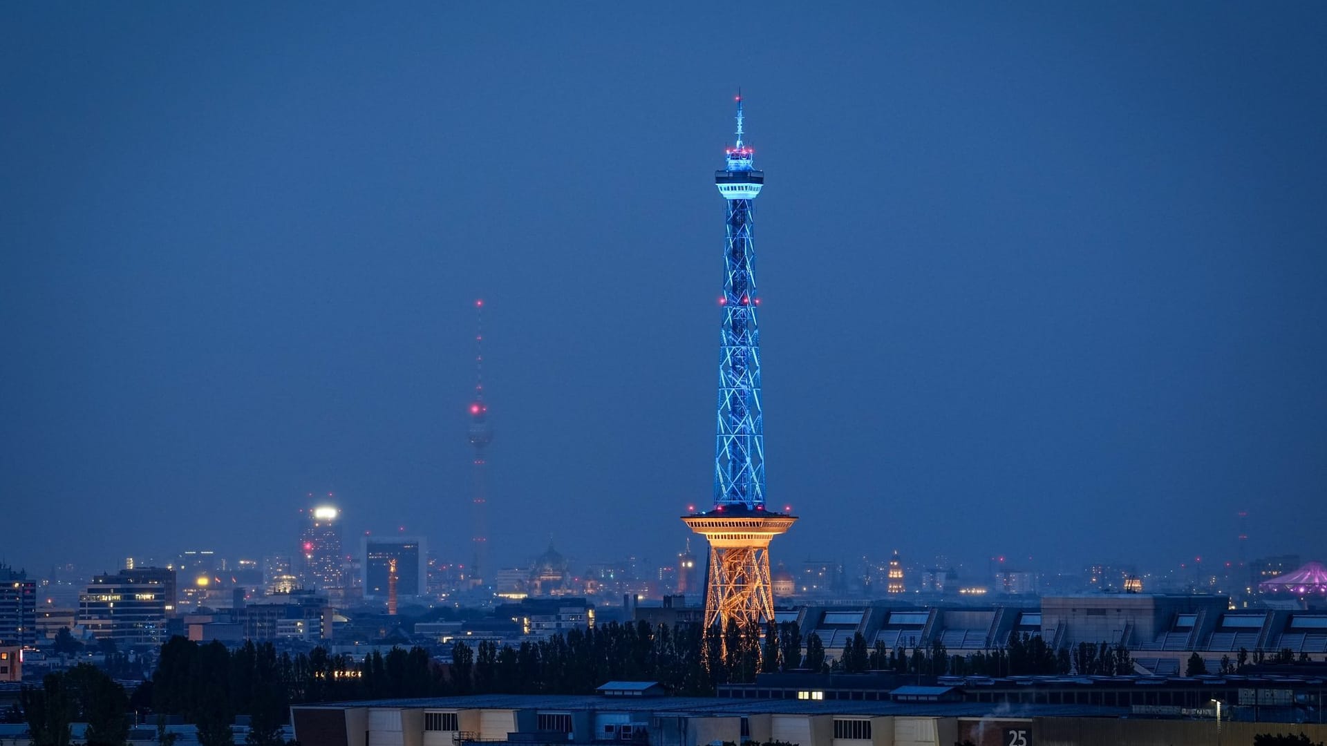 Der Funkturm auf dem Messegelände am Montagabend: So soll er auch noch in den nächsten zwei Nächten zu sehen sein.