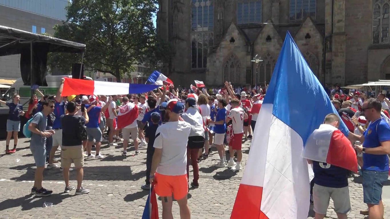 Französische Fans vor der Reinoldikirche: Die Stimmung ist ausgelassen.