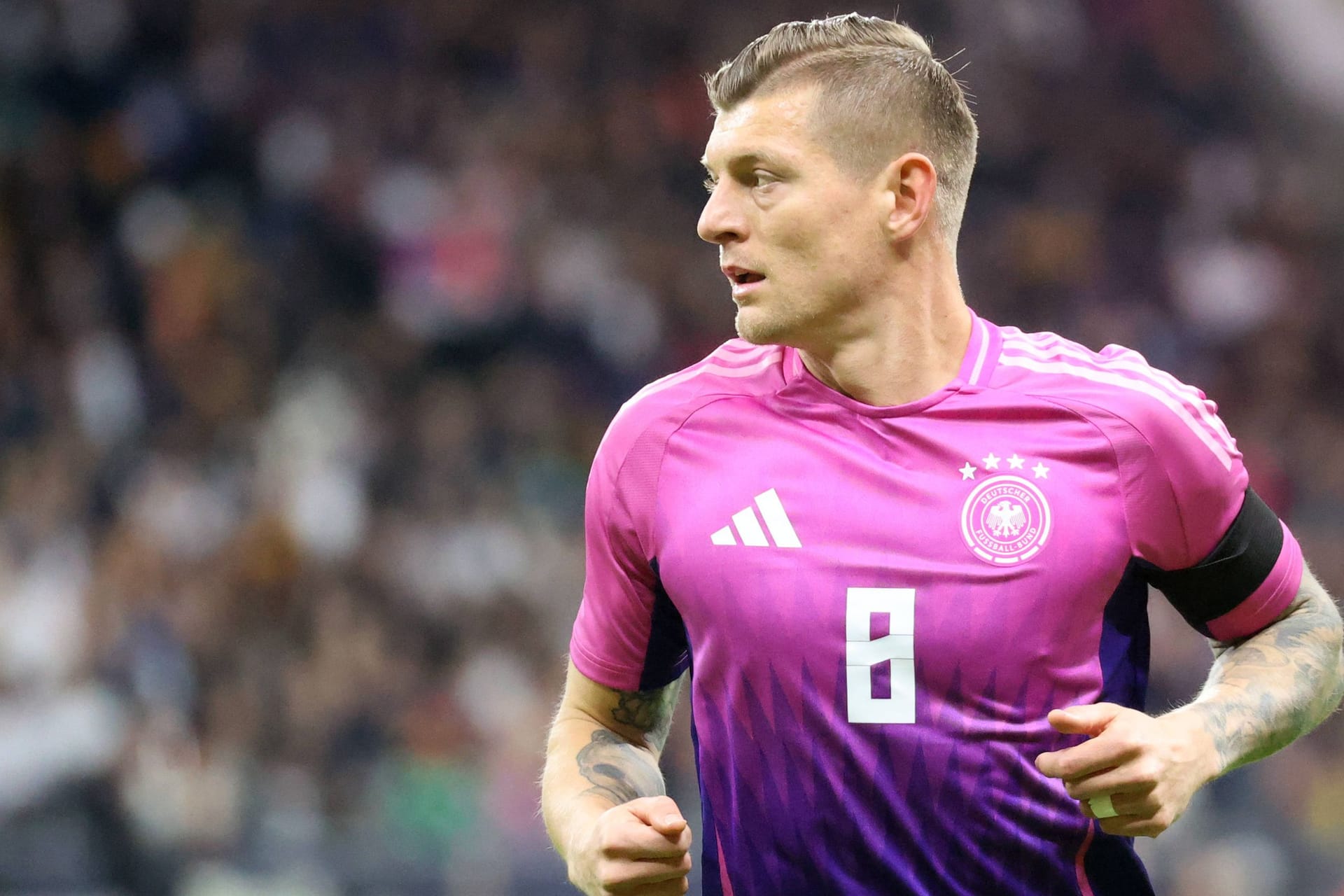 Toni Kroos im pinken Trikot: In der Gruppenphase läuft Deutschland nur einmal nicht in weiß auf.