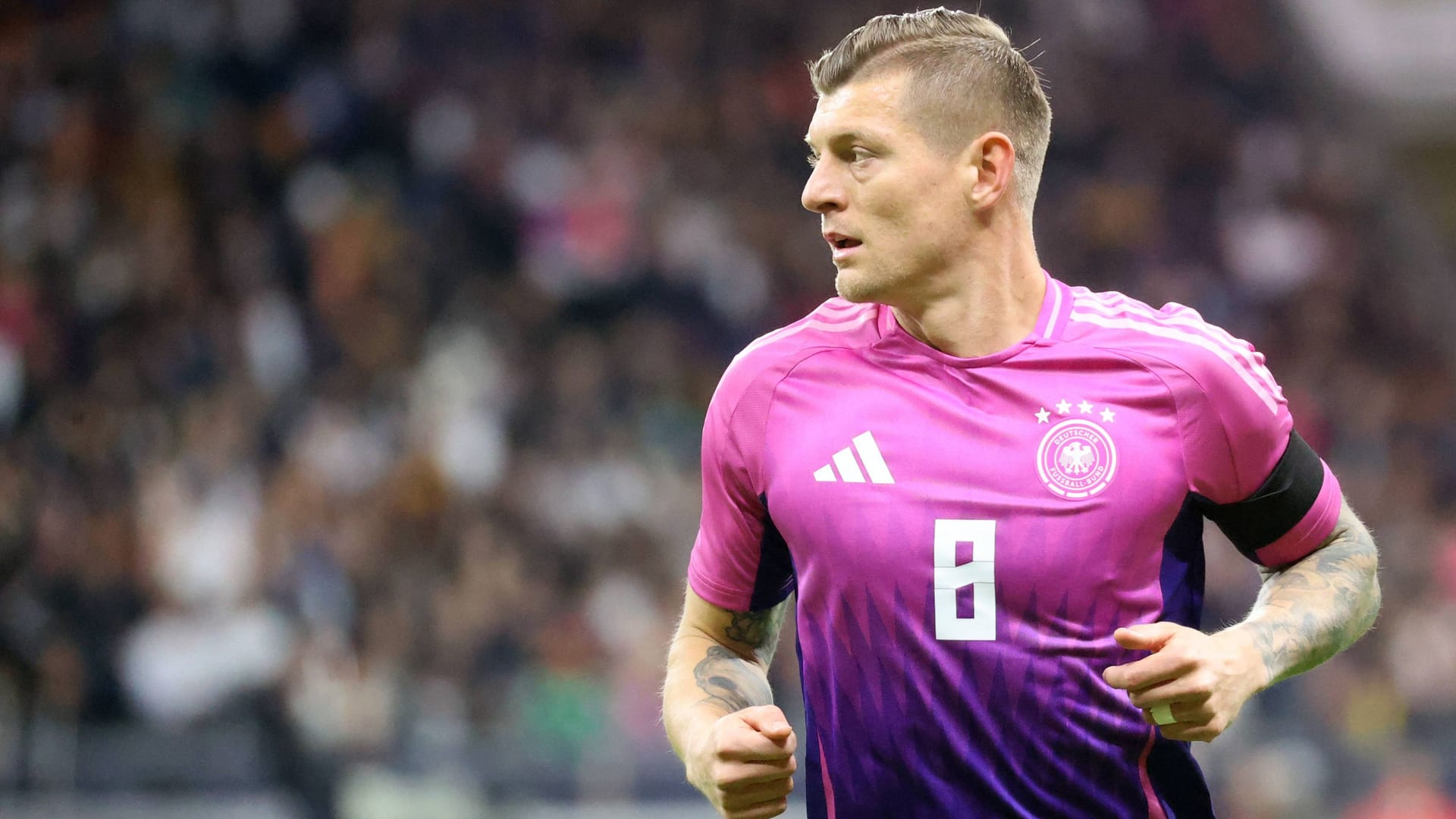 Toni Kroos im pinken Trikot: In der Gruppenphase läuft Deutschland nur einmal nicht in weiß auf.