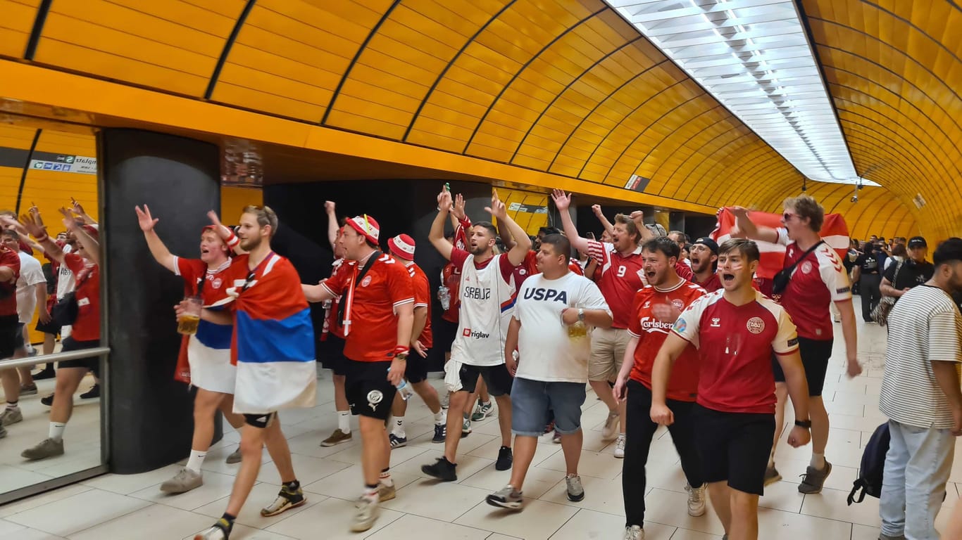 In der U-Bahnstation am Marienplatz treffen mittlerweile dänische und serbische Anhänger aufeinander: Sie stimmten sich mit Gesängen auf das Spiel ein.