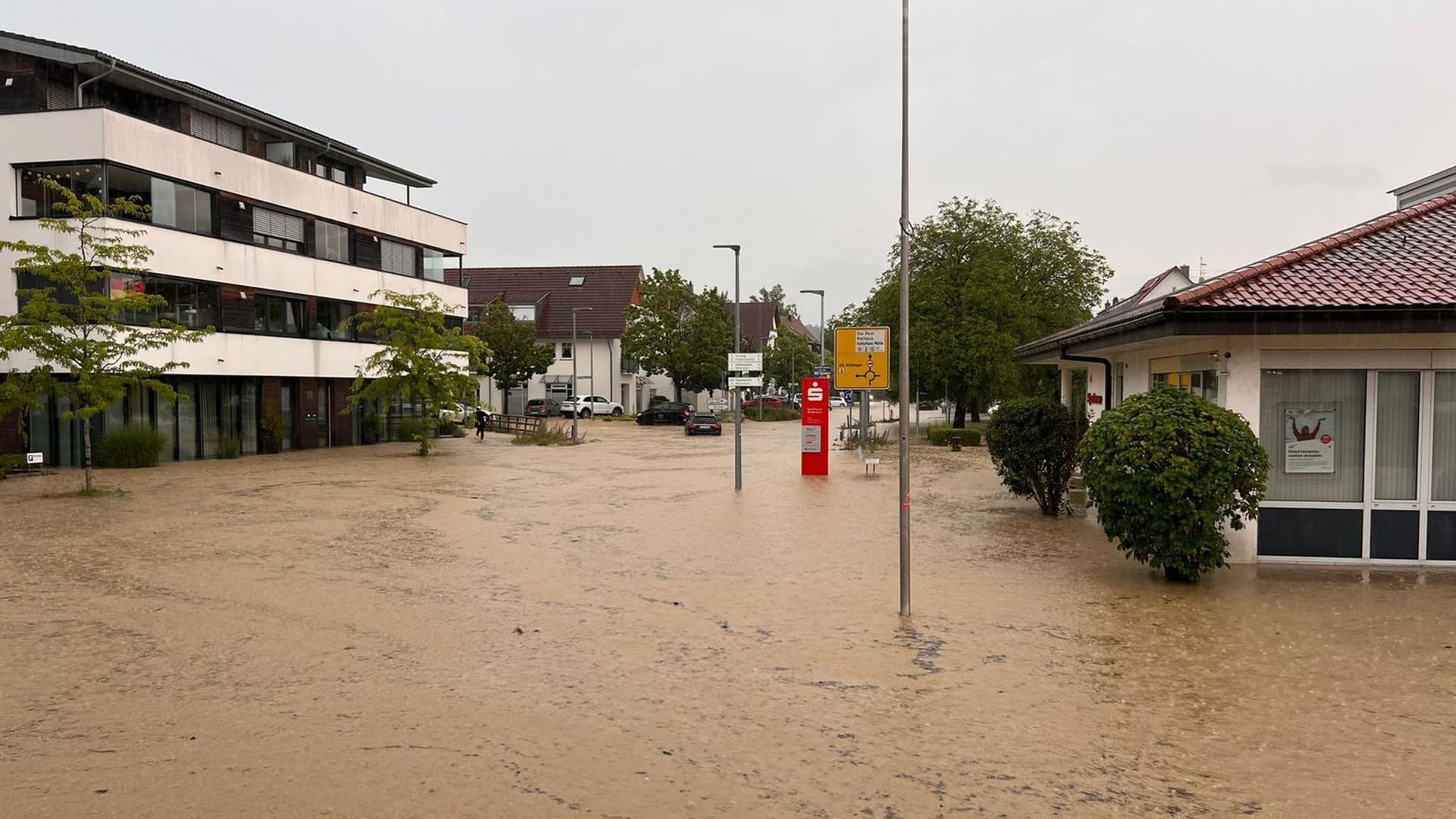 Eine Straße steht unter Wasser. Im Bodenseekreis und im Landkreis Ravensburg sind nach Polizeiangaben mehrere Straßen nach einem heftigen Unwetter überflutet worden und örtlich einige Keller vollgelaufen.