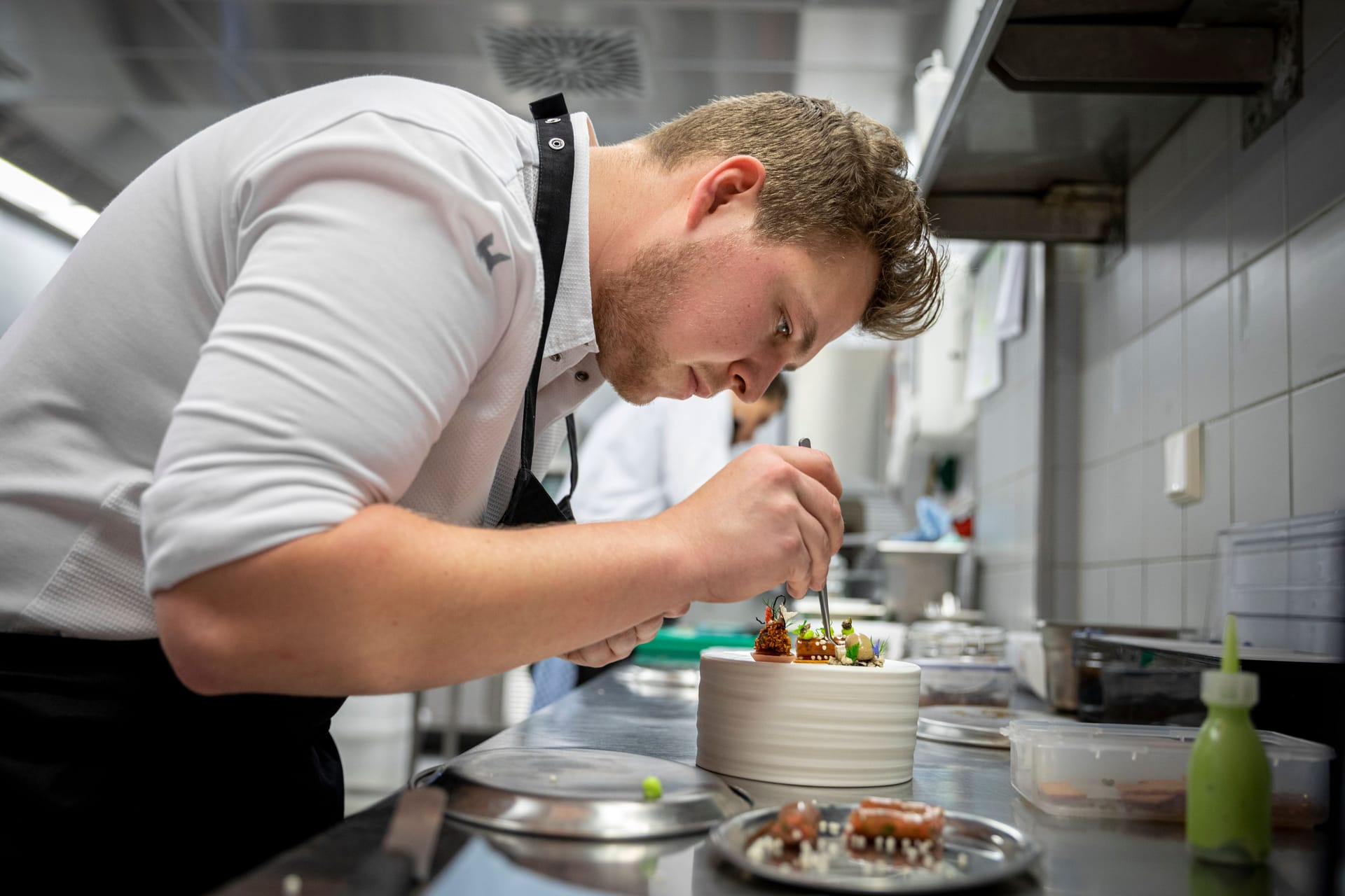 Sous Chef Marcel Tauschek vom Hilton Munich Airport bei der Arbeit. In München gibt es 18 Sterne-Lokale.