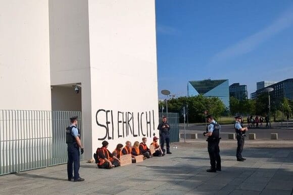 06.06.2024: "Letzte Generation" beschmiert das Kanzleramt