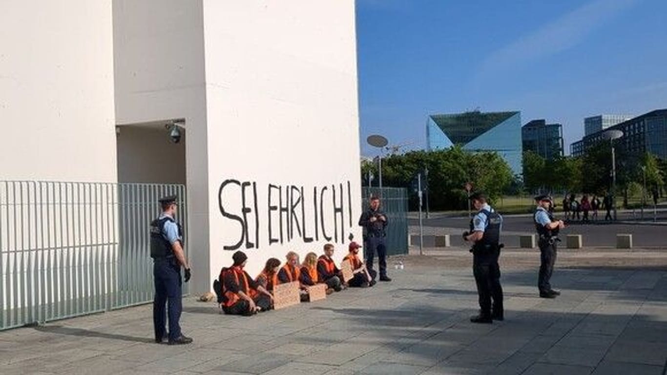 06.06.2024: "Letzte Generation" beschmiert das Kanzleramt