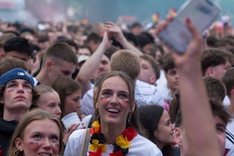 Fans im Kölner Tanzbrunnen beim Spiel gegen Schottland (Archivfoto): Der Mittwochabend dürfte sommerlich werden.