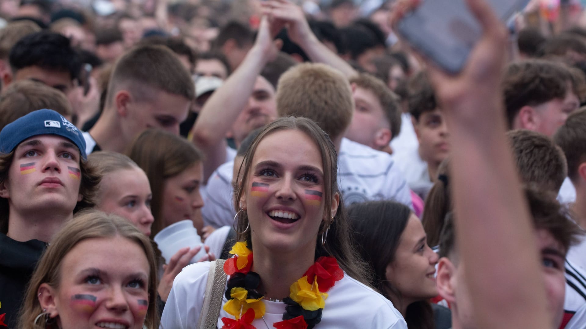 Fans im Kölner Tanzbrunnen beim Spiel gegen Schottland (Archivfoto): Der Mittwochabend dürfte sommerlich werden.