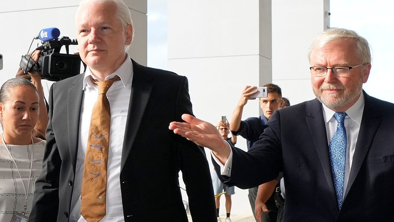 Julian Assange (links) und Kevin Rudd (rechts): Vor Gericht auf der Insel Saipan.