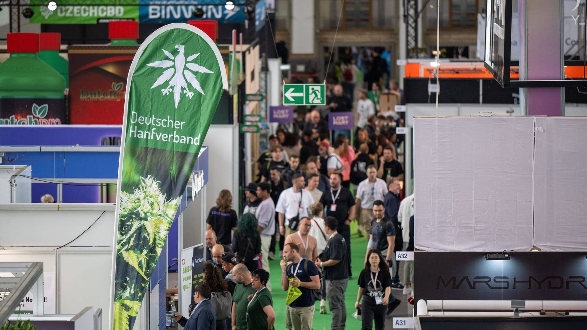 Besucher gehen durch eine Halle auf der Hanfmesse "Mary Jane". Die Fachmesse der Cannabis-Wirtschaft findet vom 14. Juni bis 16 Juni 2024 in der Messe Berlin statt.