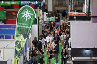 Besucher gehen durch eine Halle auf der Hanfmesse "Mary Jane". Die Fachmesse der Cannabis-Wirtschaft findet vom 14. Juni bis 16 Juni 2024 in der Messe Berlin statt.