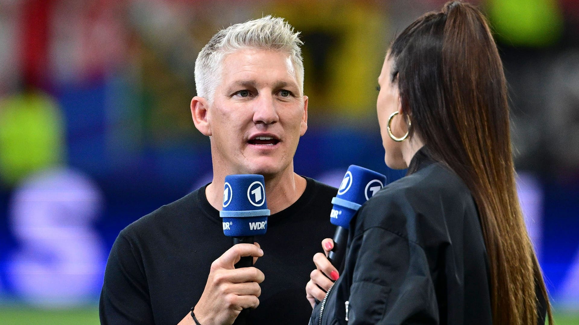 Klare Worte: Bastian Schweinsteiger im Gespräch mit ARD-Moderatorin Esther Sedlaczek.