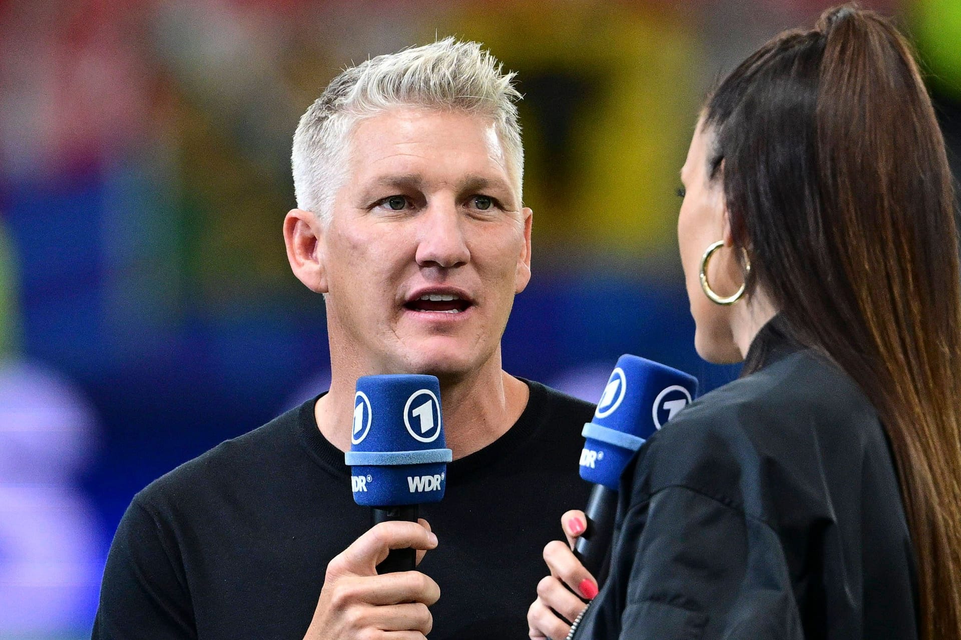 Klare Worte: Bastian Schweinsteiger im Gespräch mit ARD-Moderatorin Esther Sedlaczek.