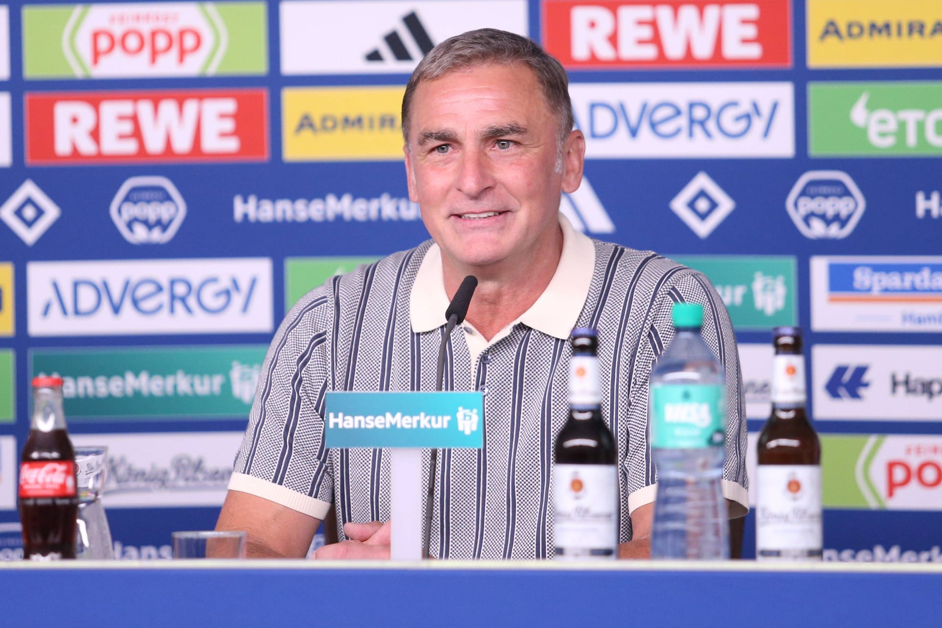 Stefan Kuntz bei seiner Vorstellung im Volksparkstadion: Der neue HSV-Sportvorstand verbringt die ersten Wochen in Hamburg lieber alleine.