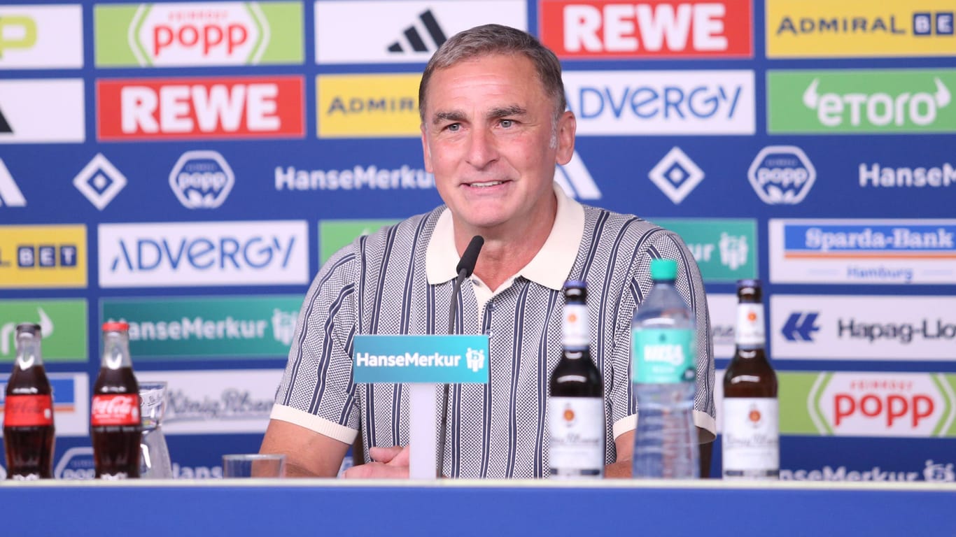 Stefan Kuntz bei seiner Vorstellung im Volksparkstadion: Der neue HSV-Sportvorstand verbringt die ersten Wochen in Hamburg lieber alleine.