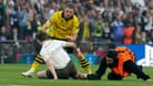 Eingegriffen: Dortmunds Sabitzer hilft dabei, einen Flitzer aufzuhalten.