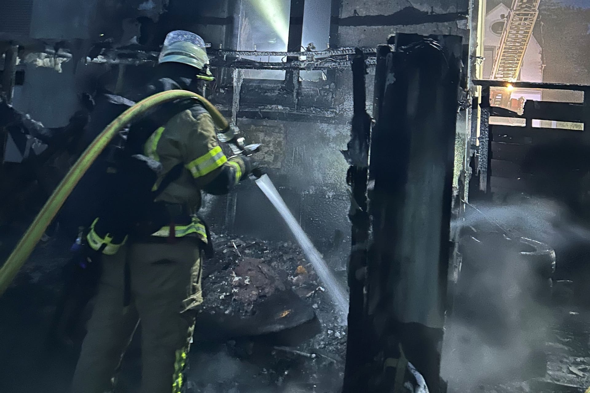 Feuerwehrmann in der Langener Landstraße in Bremerhaven in der Nacht im Einsatz.