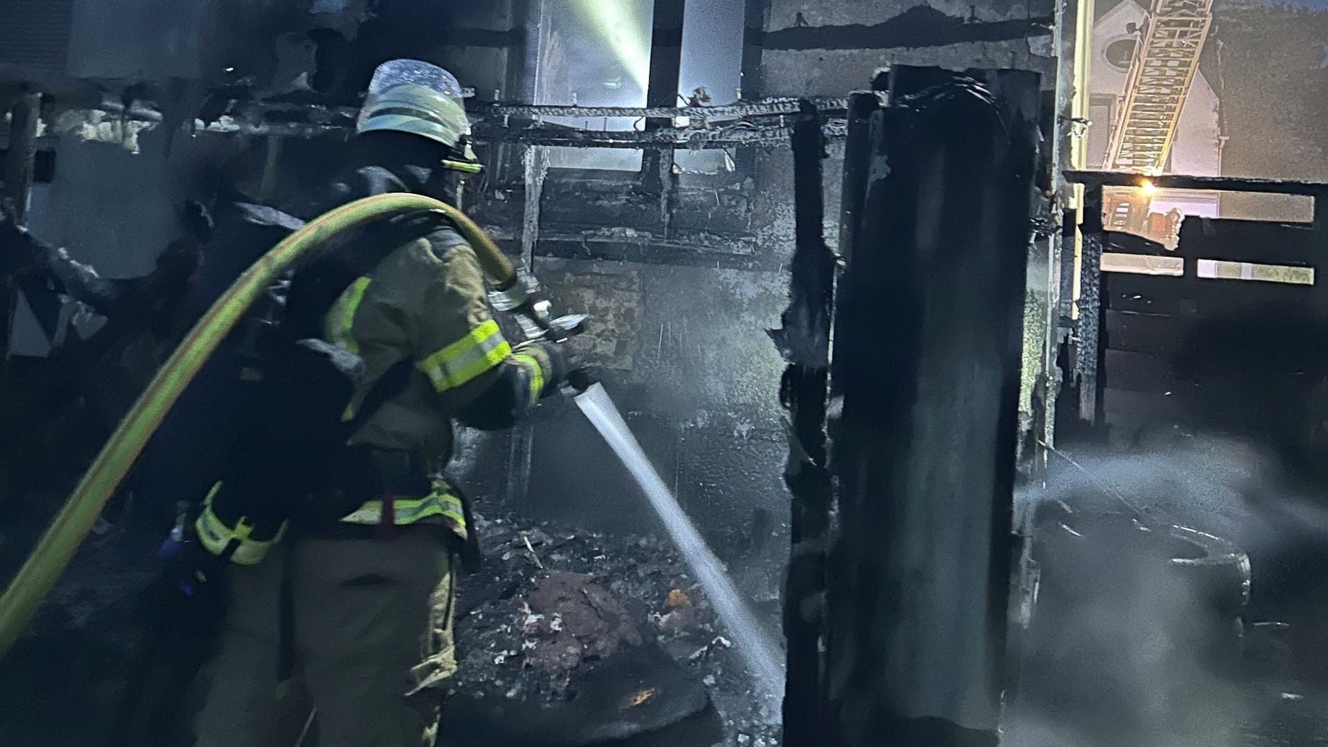 Feuerwehrmann in der Langener Landstraße in Bremerhaven in der Nacht im Einsatz.