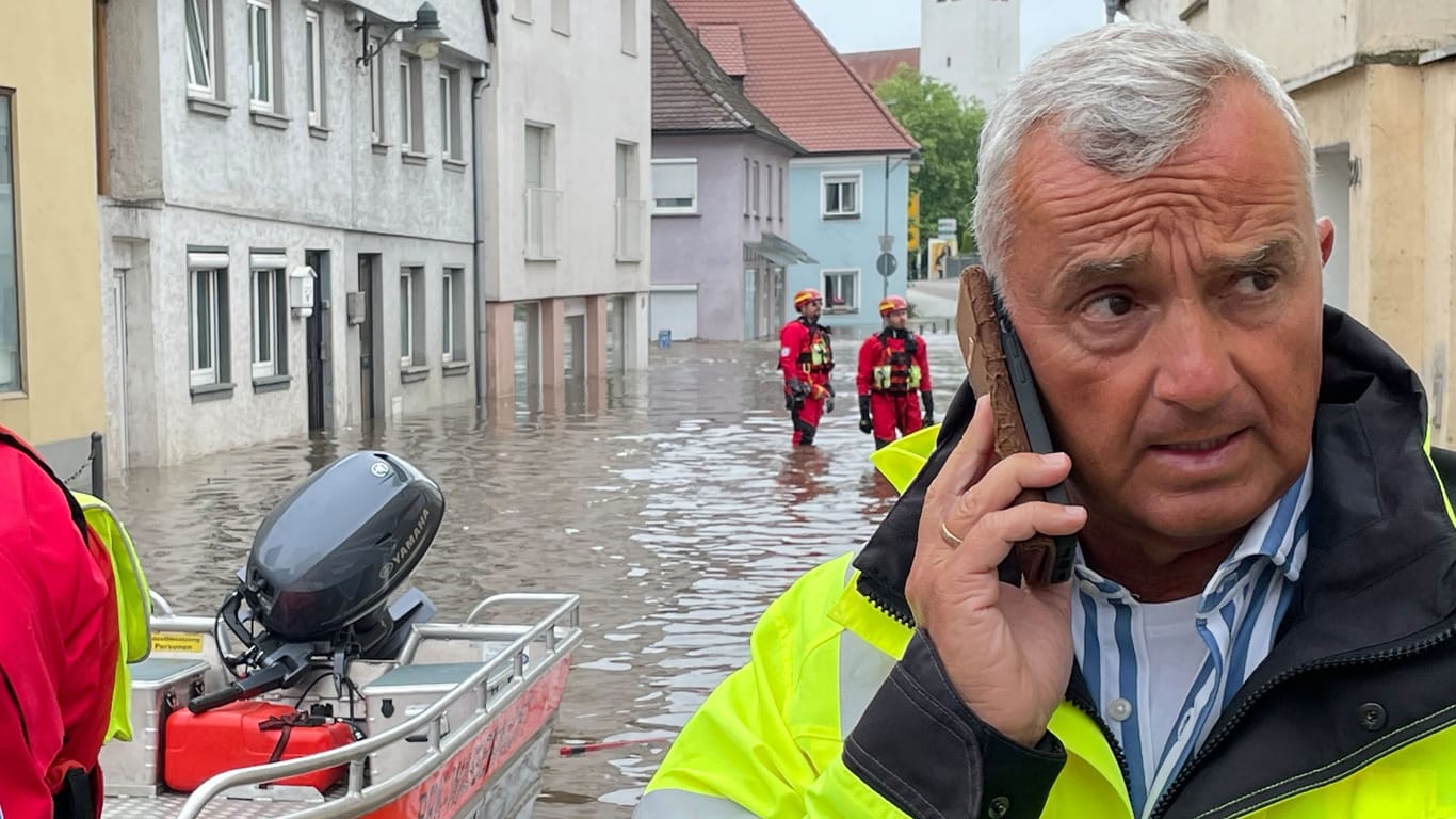 Günzburgs Bürgermeister Gerhard Jauernig schaut sich die Lage in der überschwemmten Stadt an.