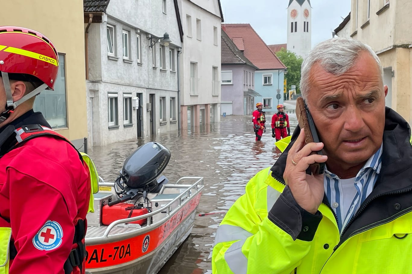 Günzburgs Bürgermeister Gerhard Jauernig schaut sich die Lage in der überschwemmten Stadt an.