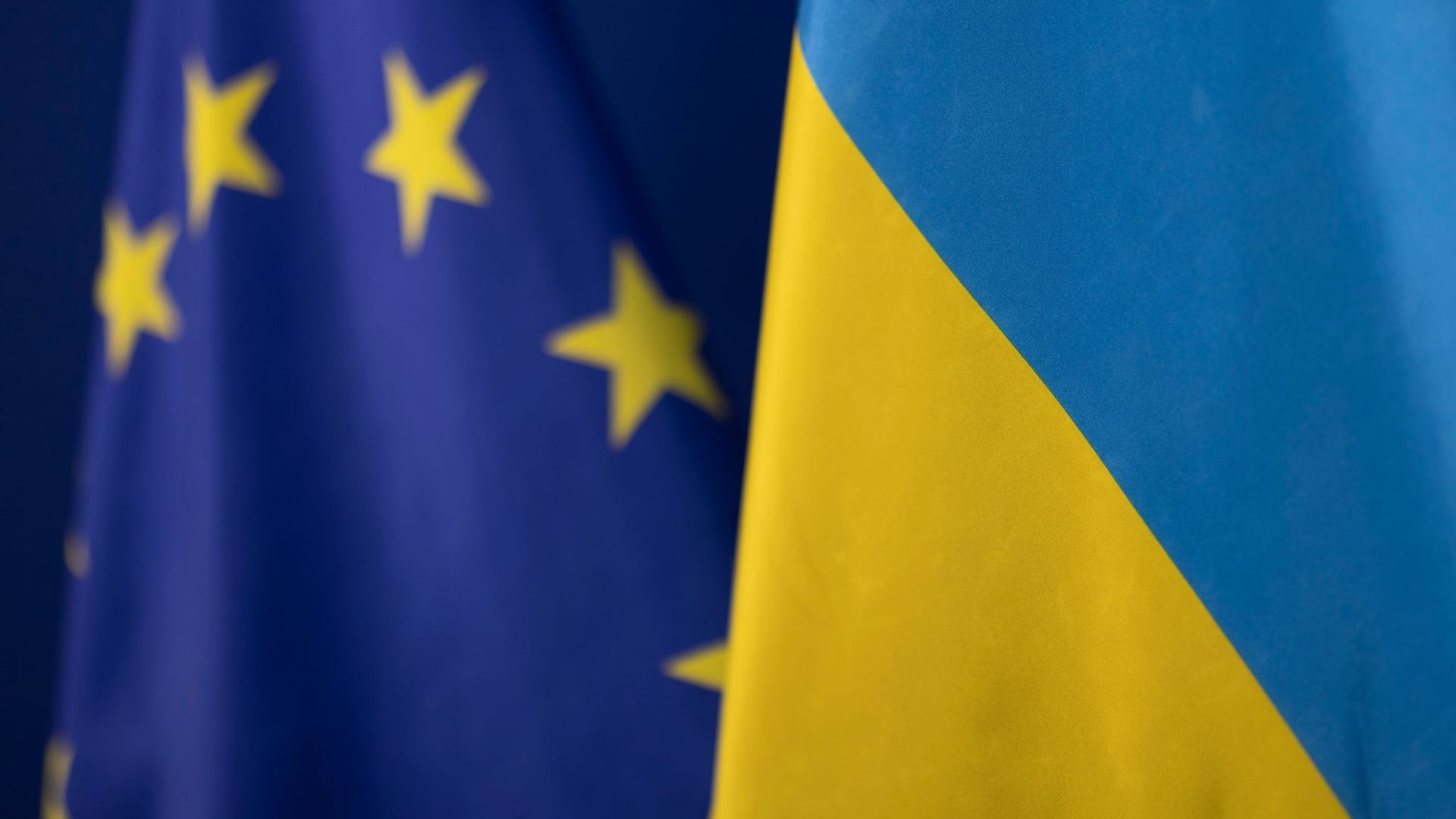 EU- und Ukraine-Flagge