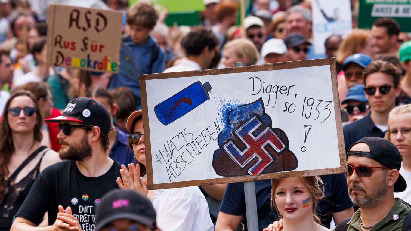 "Nazis abschieben, Digger, so 1933!" steht auf einem Plakat: In Berlin wurde für eine offene und vielfältige Gesellschaft protestiert.