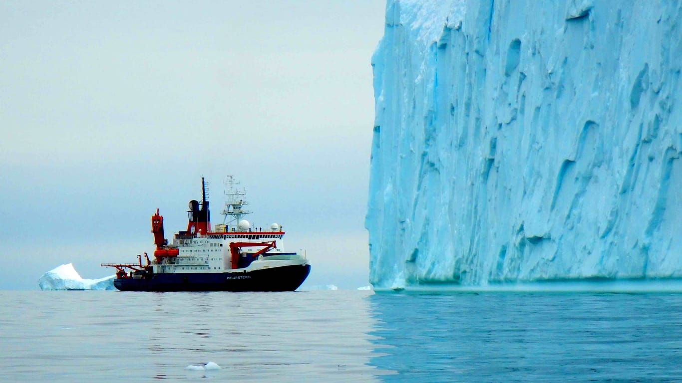 Der Forschungseisbrecher "Polarstern" während der Expedition im Amundsenmeer.