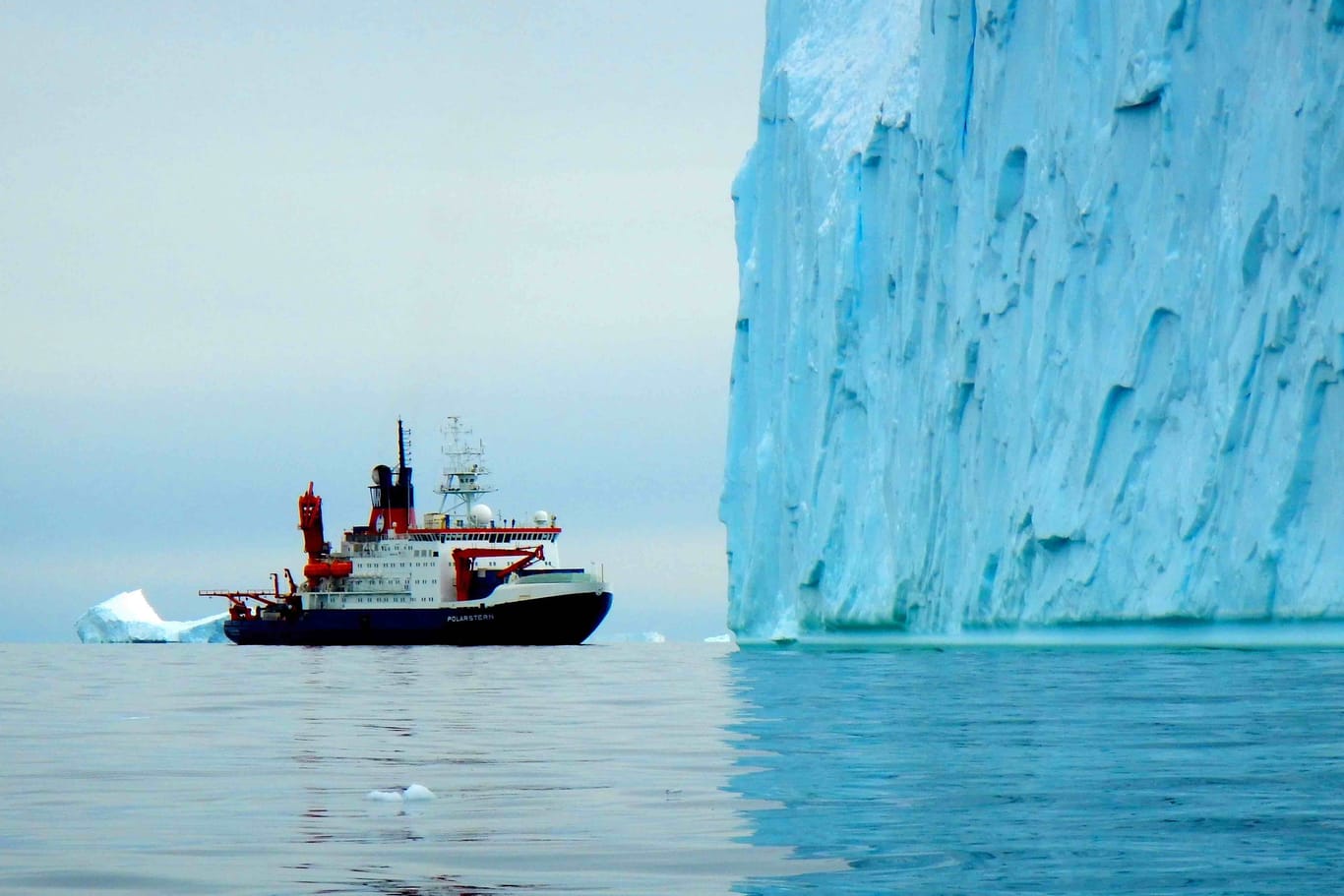 Der Forschungseisbrecher "Polarstern" während der Expedition im Amundsenmeer.