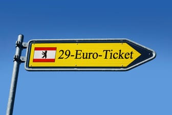 Wegweiser mit 29-Euro-Ticket für Berlin Wegweiser mit 29-Euro-Ticket für Berlin, 10.12.2022, Borkwalde, Brandenburg, In einem Wegweiser steht der Schriftzug 29-Euro-Ticket mit einer Flagge von Berlin.