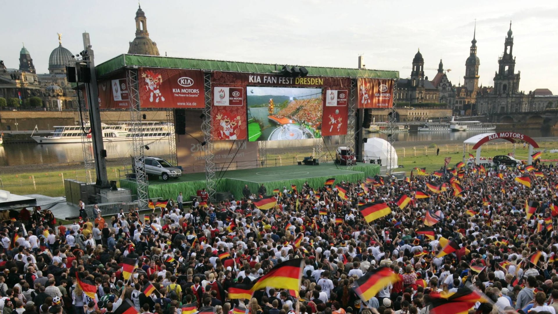 Bei der EM 2008 wurde Public Viewing am Dresdner Elbufer organisiert: Die Fans fieberten beim Halbfinalspiel gegen die Türkei mit.