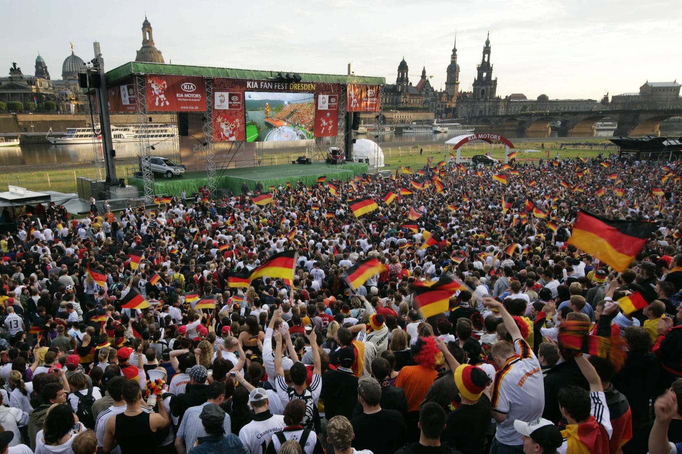 Bei der EM 2008 wurde Public Viewing am Dresdner Elbufer organisiert: Die Fans fieberten beim Halbfinalspiel gegen die Türkei mit.