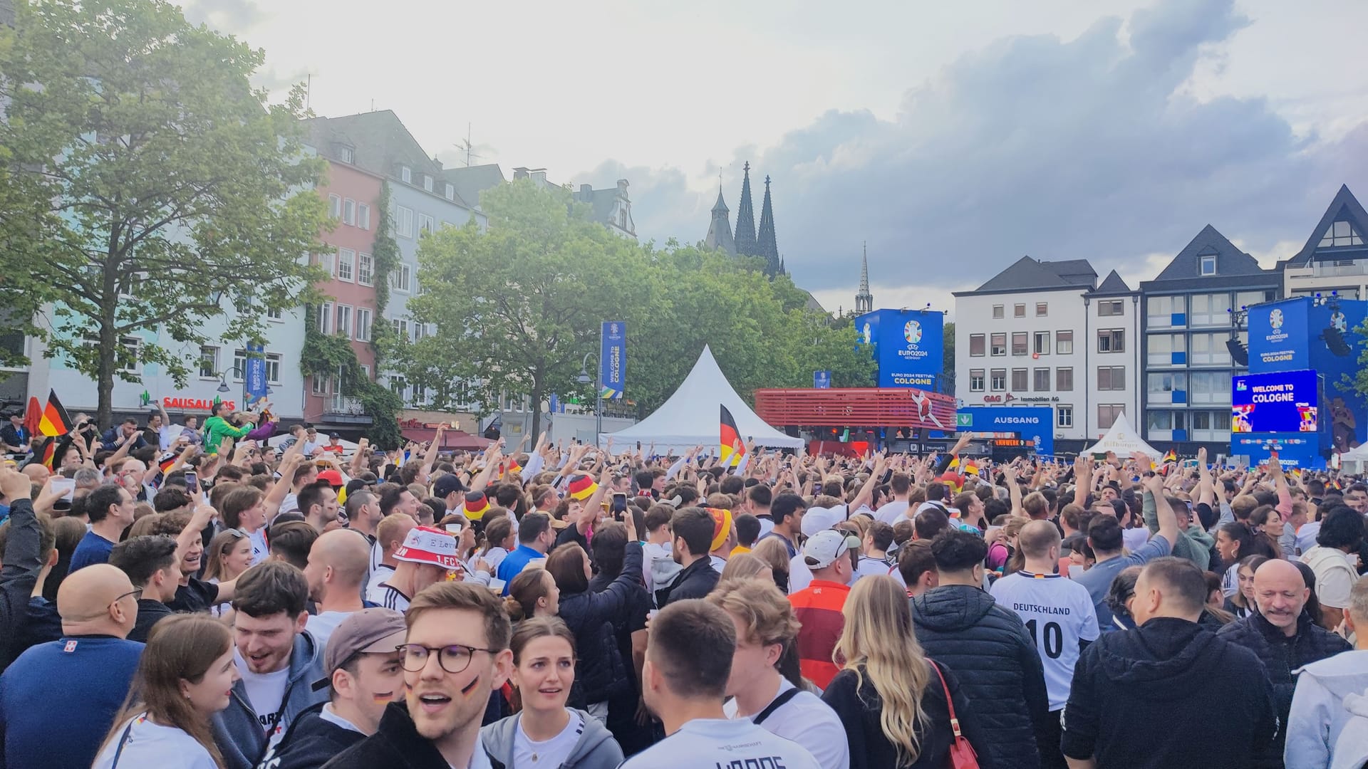 Der Heumarkt: Schon lange vor Anpfiff war die Fläche beim Eröffnungsspiel voll.