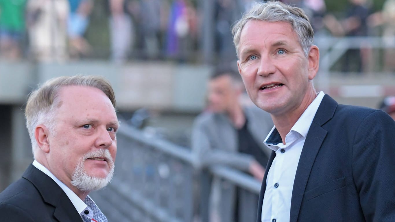 Roman Kuffert (links) mit Björn Höcke (Archivbild): Der 65-Jährige tritt für die AfD in Brandenburg an.