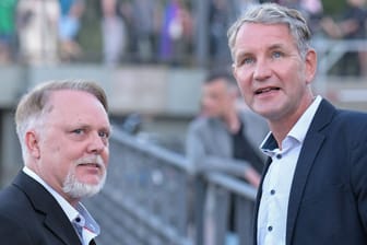 Roman Kuffert (links) mit Björn Höcke (Archivbild): Der 65-Jährige tritt für die AfD in Brandenburg an.