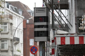 Stationäres Gerät zur Geschwindigkeitsüberwachung in der Stresemannstraße: Der Blitzer ist einer von drei Top-Einnahmequellen für die Hansestadt Hamburg.
